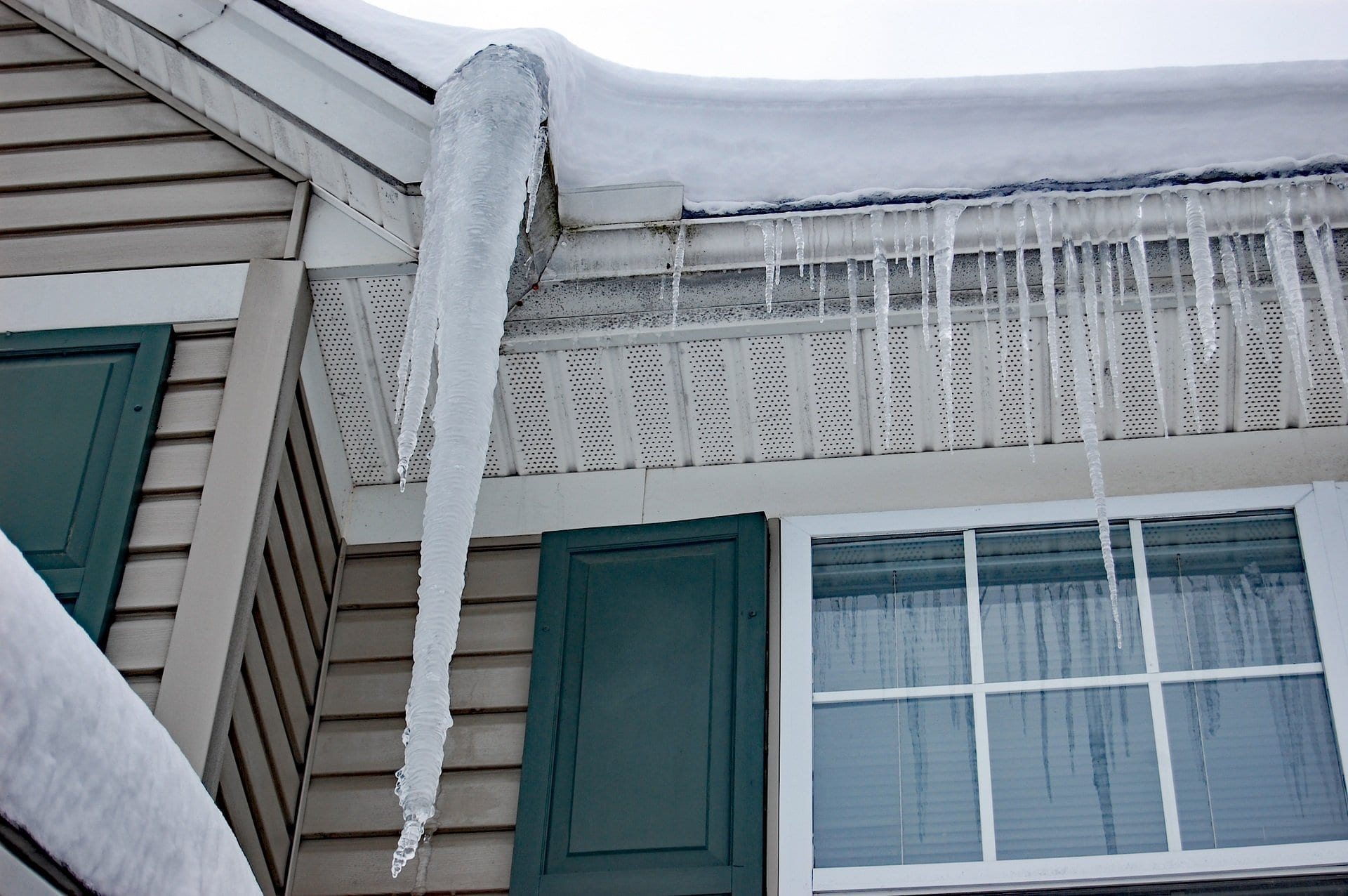 Calgary-roofing-specialist-Ice-damage-gutters-ice-dam-prevention