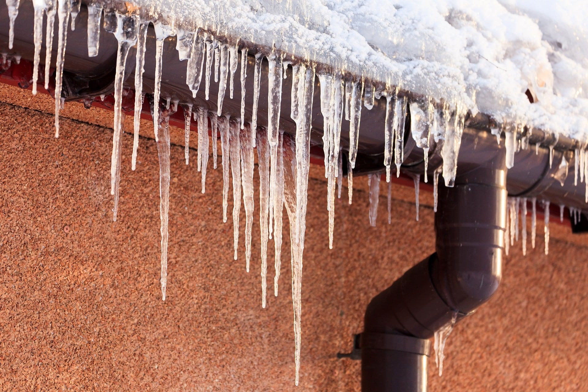 winter-roofing-emergency-ice-dam-icicles-frozen-gutters